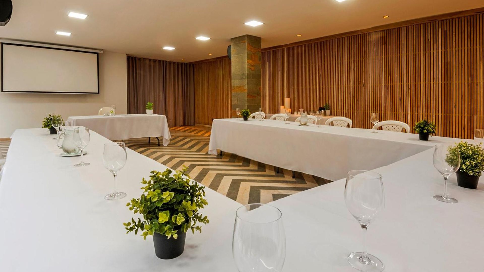 Oz Grand Hotel 4*